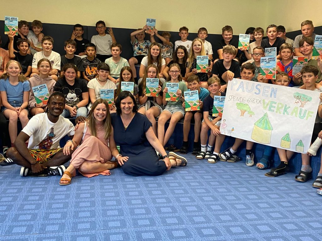 Anja und Martin mit Lehrerin Monia und den Schülern der MS Prutz