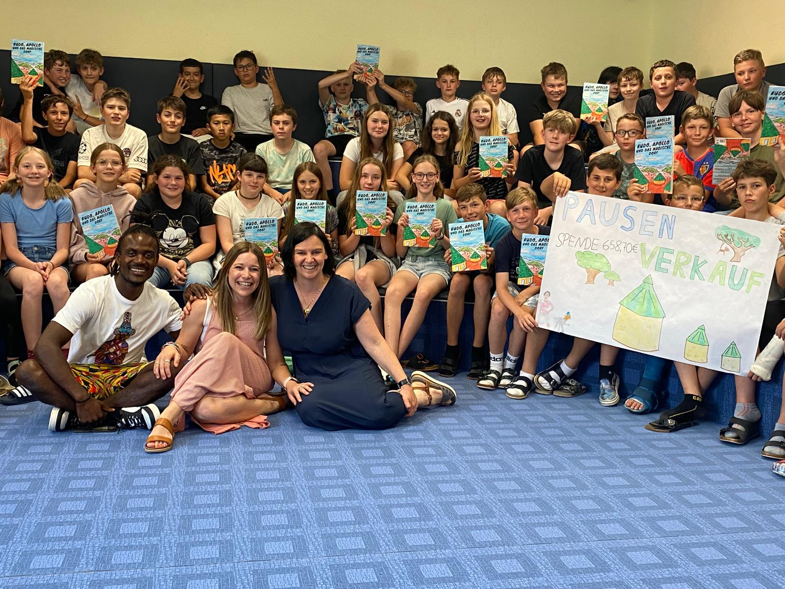 Anja und Martin mit Lehrerin Monia und den Schülern der MS Prutz