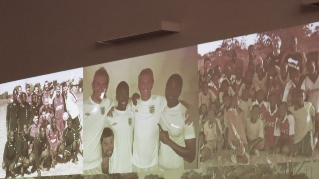 Martin als Fußballer des englischen Teams - zweiter von links